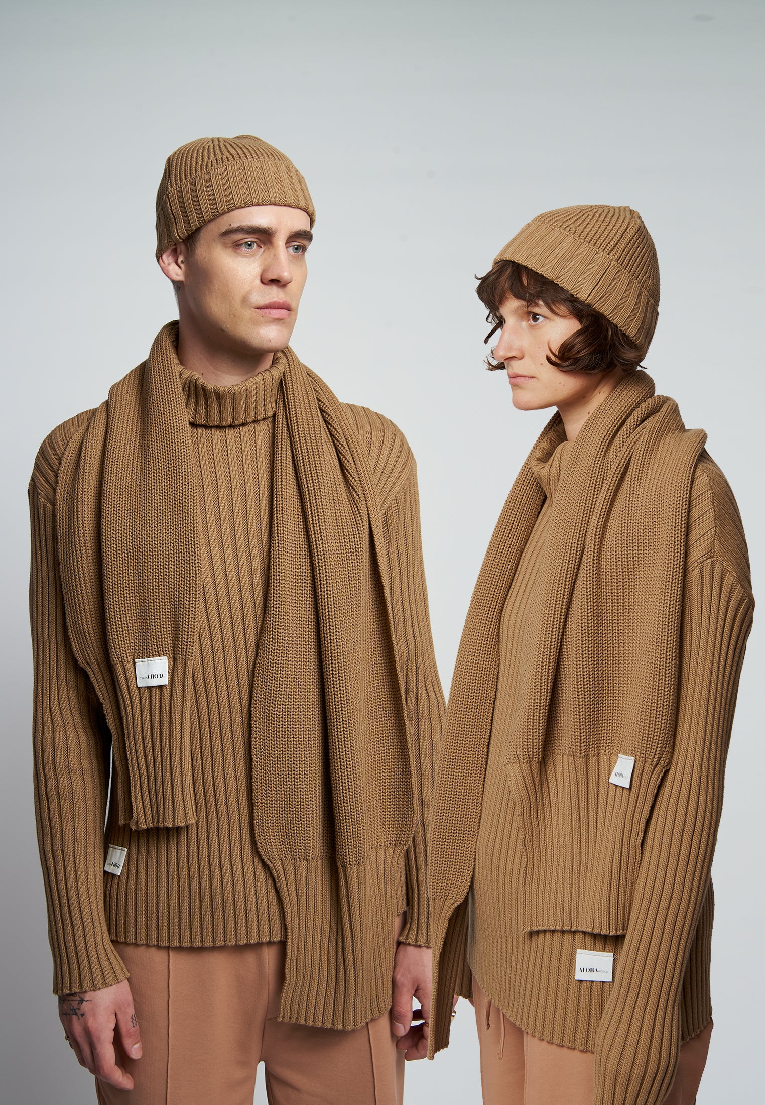 COMBI: Organic cotton knit hat and knit scarf in brown