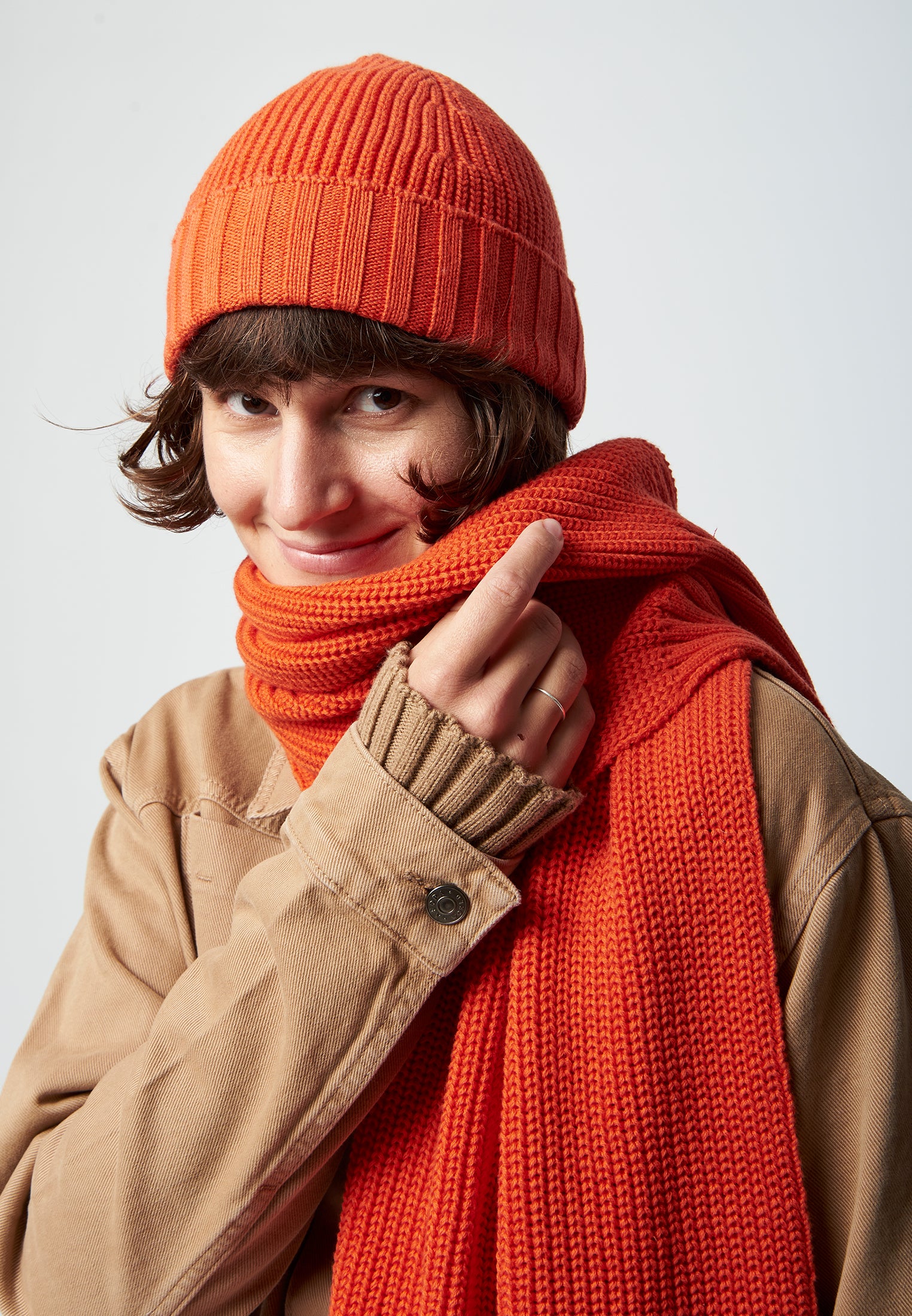 COMBI: Organic cotton knit hat and knit scarf in red